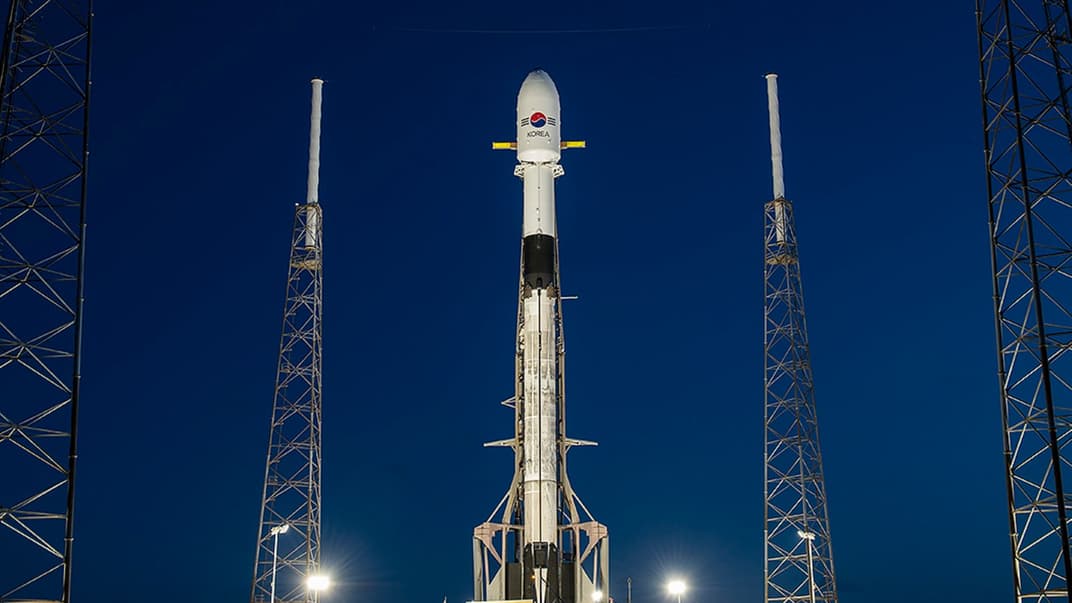 Ракета-носитель Falcon 9 компании SpaceX перед запуском военного спутника Южной Кореи ANASIS-II на мысе Канаверал, штат Флорида, США, 20 июля 2020 года