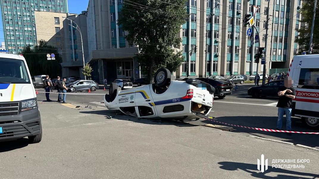 Службове авто, яке перекинулося внаслідок ДТП у Києві