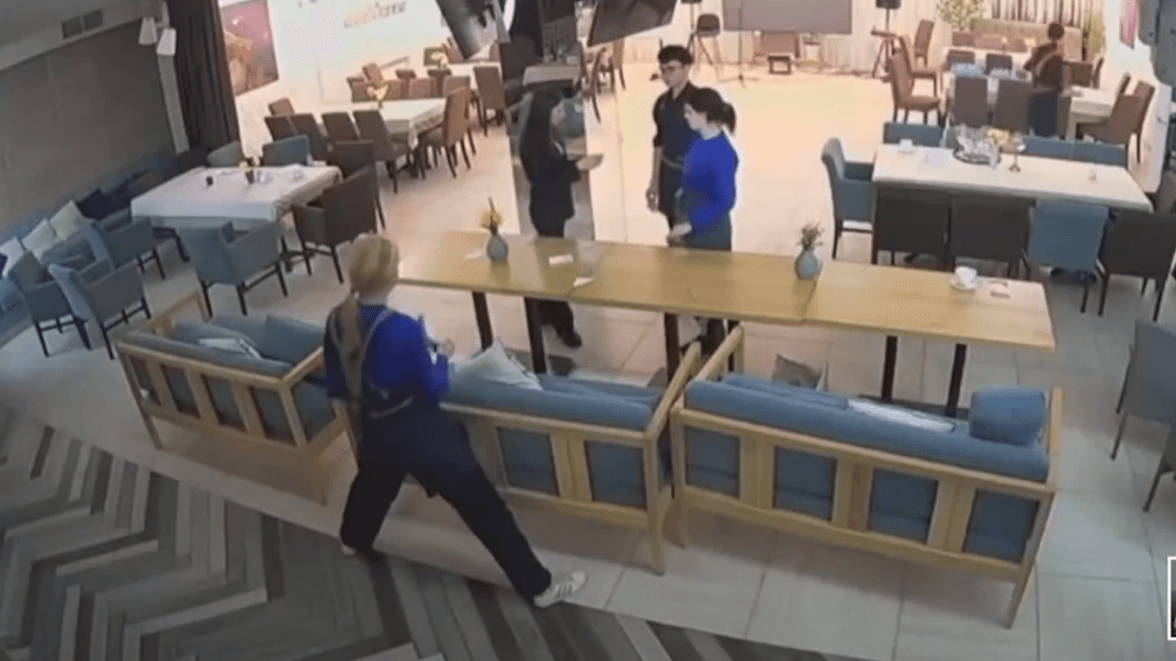 Видео с камер наблюдения в ресторане RoseMarine в Кривом Роге в момент попадания российской ракеты 4 апреля 2025 года