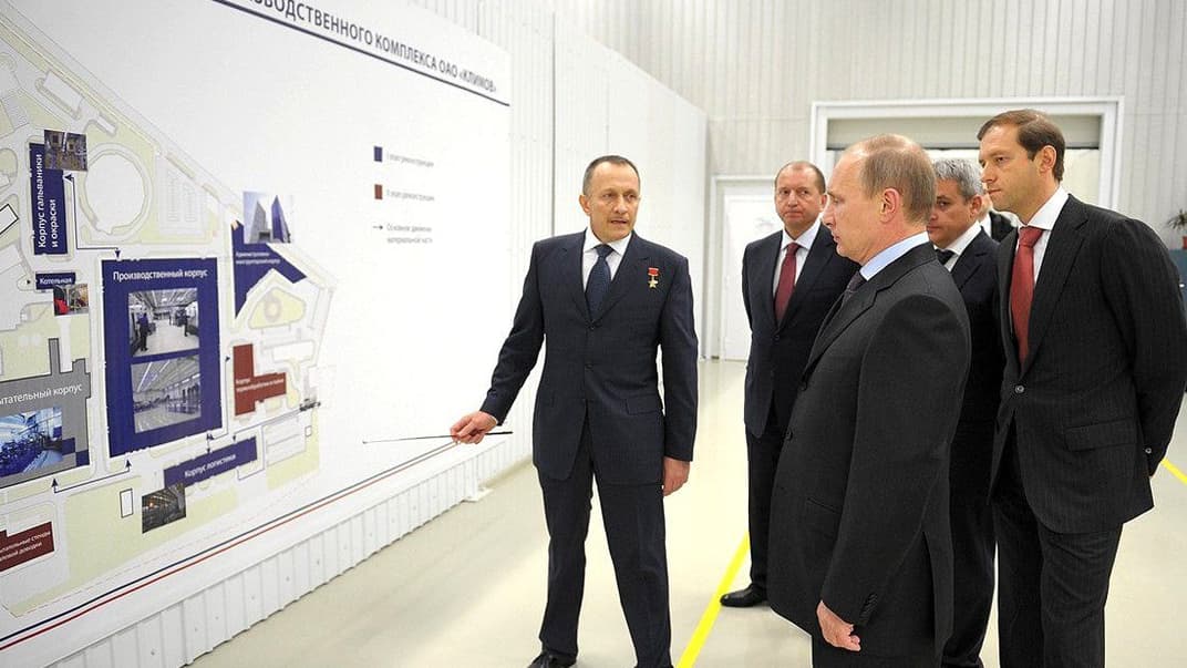 Гендиректор ВАТ «Климов» доповідає президенту рф володимиру путіну під час візиту на підприємство, 22 листопада 2013 року