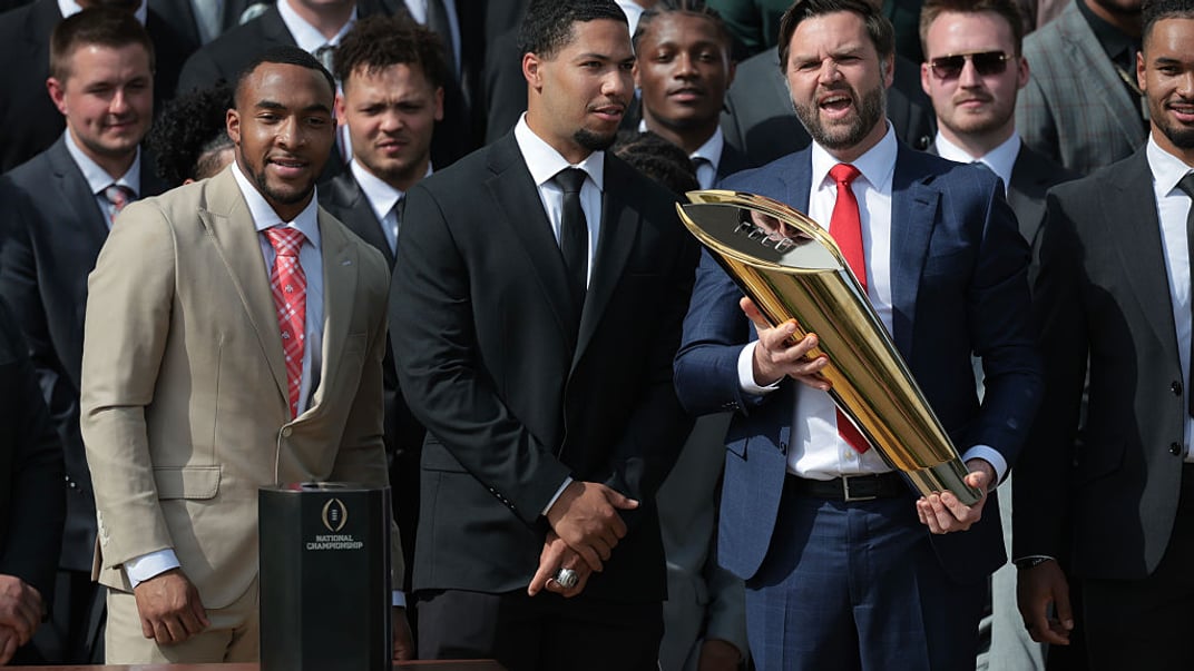 Джей Ді Венс із напівзламаним кубком, яким він мав нагородити студентів Університету штату Огайо