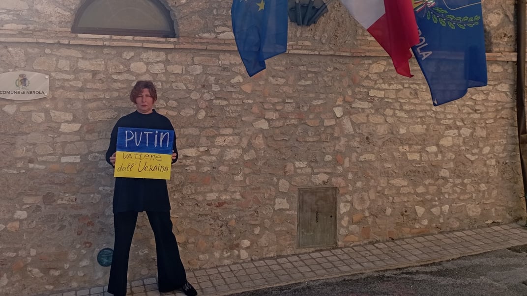 Инга Пелинягра протестует против российского вторжения в Украину у здания муниципалитета Нерола в Италии