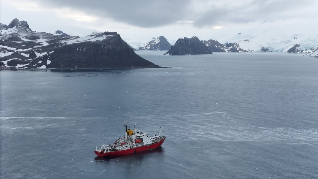 Український криголам «Ноосфера» прямує до польської антарктичної станції «Арцтовський», листопад 2025 року
