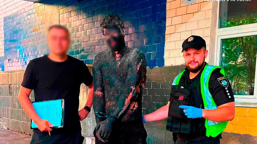 У Києві чоловік стрибнув у бочку зі смолою Затриманий чоловік у смолі