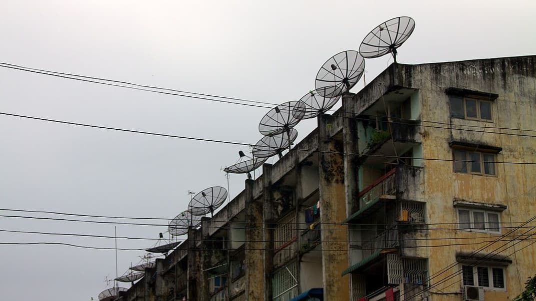 Спутниковые тарелки на доме в Янгоне, Мьянма, 2010 год. иллюстративное фото