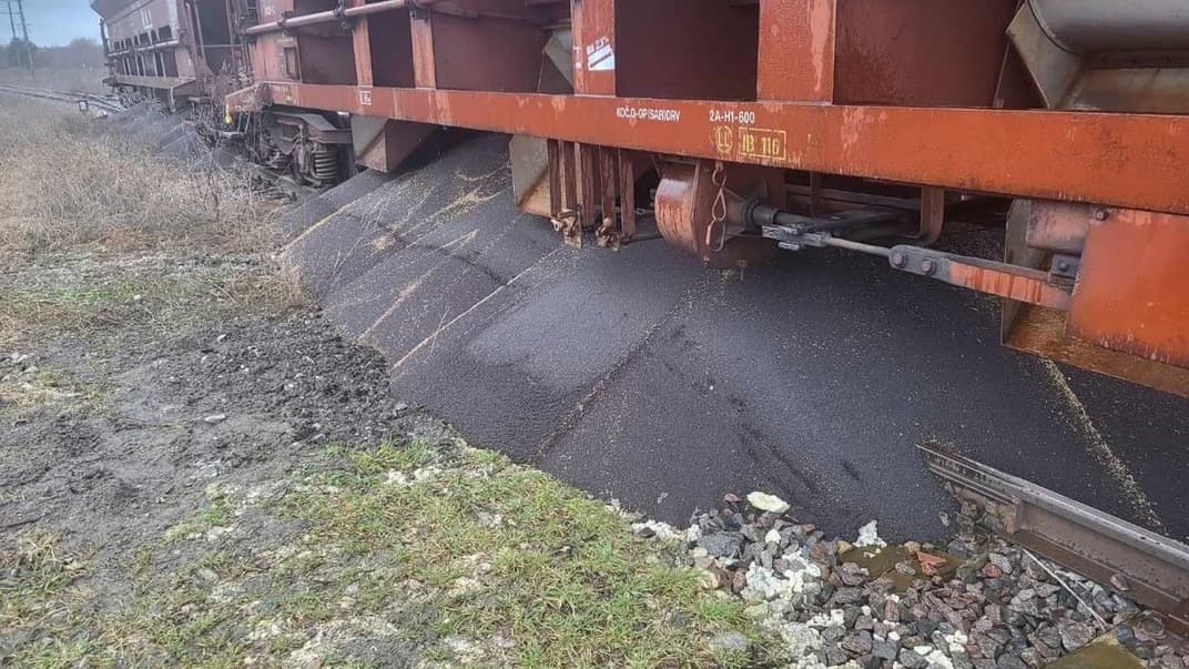 На станции «Дорохуск» в Польше высыпали украинский рапс, который везли в Германию, 23 февраля 2024 года