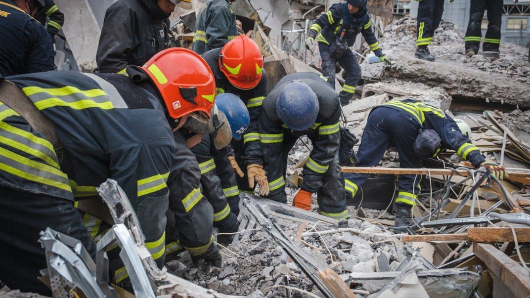 Спасатели работают на месте ракетного удара российских войск по Краматорску Донецкой области, 28 июня 2023 года