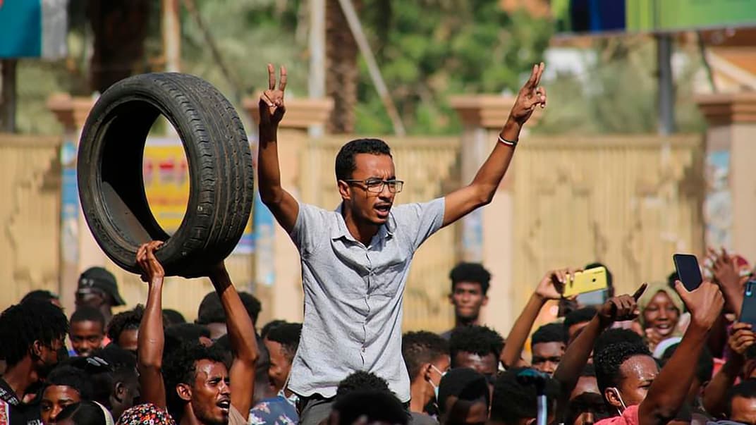 Люди вышли на протесты в Хартуме, 25 октября 2021 года