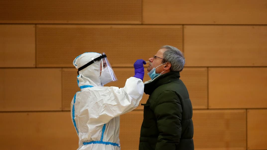 Медичний працівник бере носові мазки в школі, створеній як випробувальний центр у Больцано, на півночі Італії, 20 листопада 2020 року