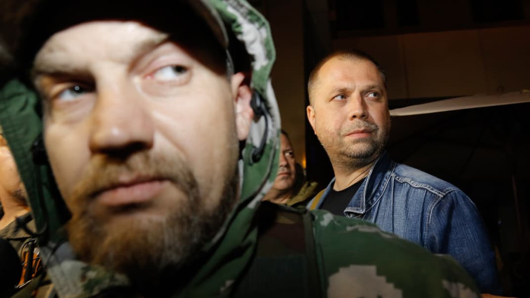 Так званий прем’єр-міністр самопроголошеної «ДНР» Олександр Бородай (праворуч) в оточенні проросійських бойовиків виступає перед ЗМІ після звільнення членів Спеціальної моніторингової місії ОБСЄ в місті Донецьк, Україна, 27 червня 2014 року