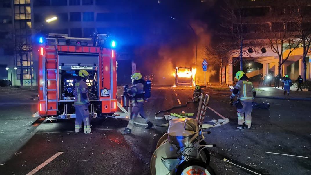 Берлинские пожарные в новогоднюю ночь сталкиваются с агрессивно настроенной толпой, обстреливающей их пиротехникой