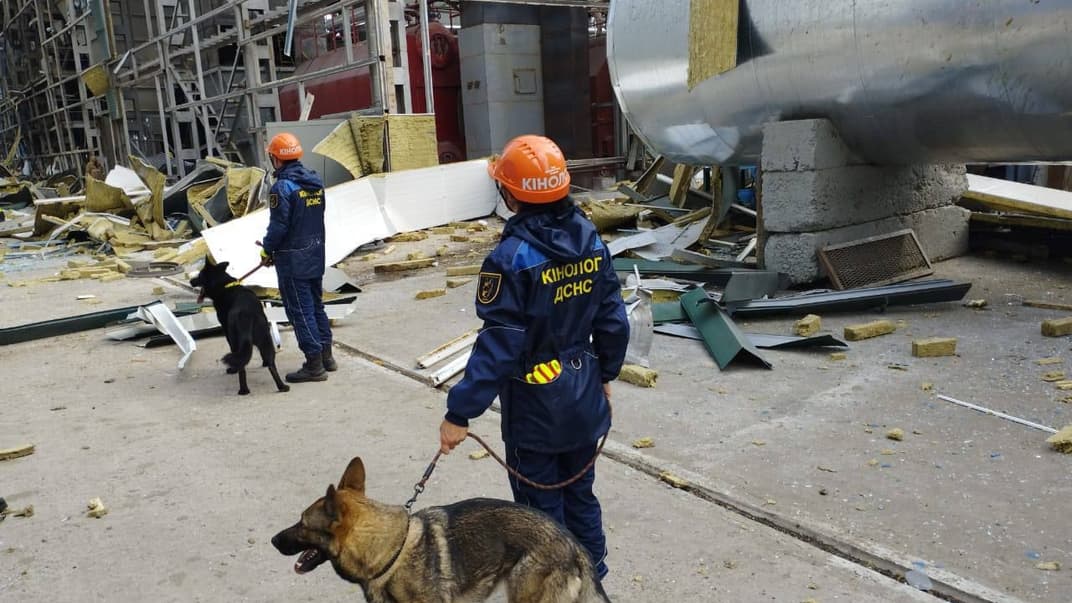 На місці влучання працювали рятувальники з кінологами