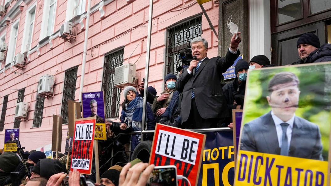 Бывший президент Украины Петр Порошенко перед зданием суда, где ему должны были избрать меру пресечения по делу о госизмене, 17 января 2022 года