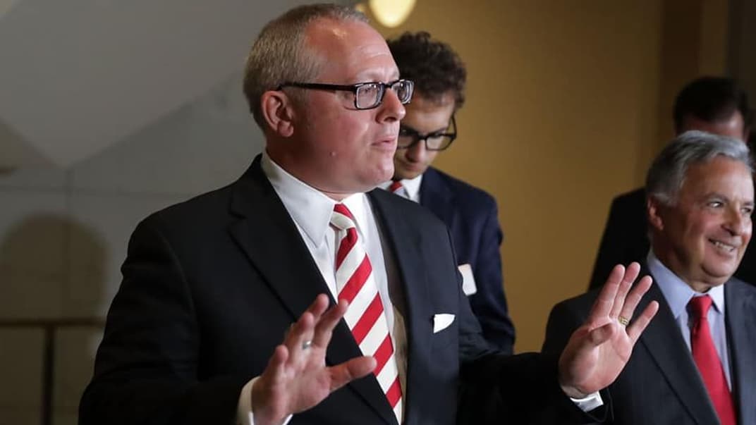 Политтехнолог Майкл Капуто (в центре), 2019 год