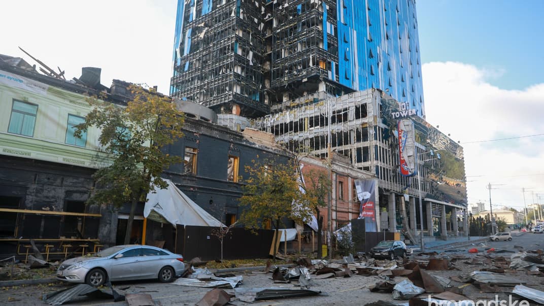 Наслідки ракетного обстрілу біля вокзалу в Києві, 10 жовтня 2022 року