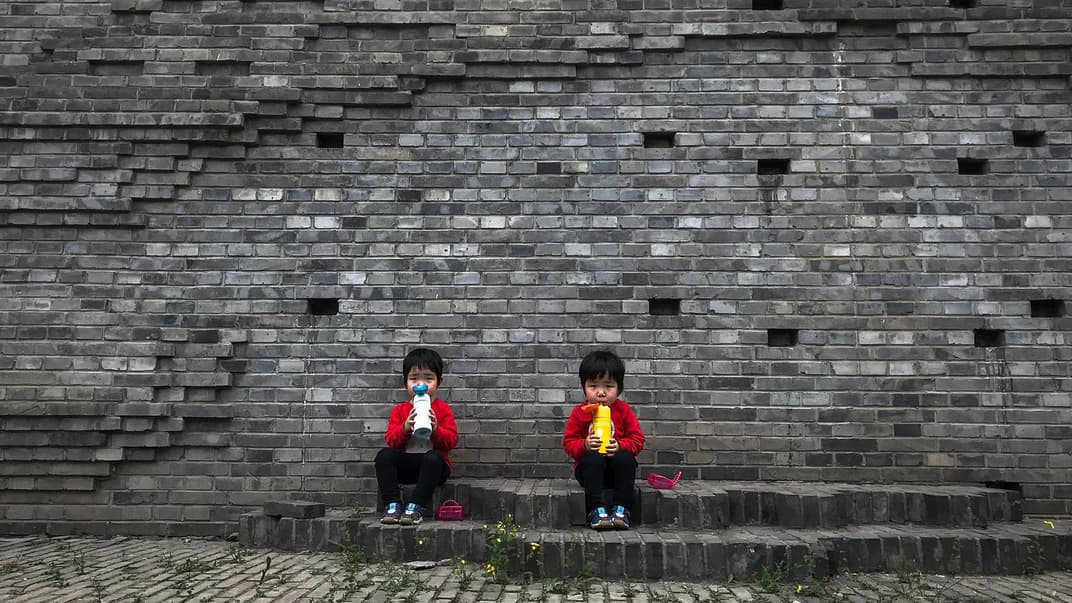 Компартія Китаю може скасувати обмеження на кількість дітей у сім'ї, в останні три роки китайським родинам було дозволено мати лише двох дітей (на фото — китайські діти відпочивають у Центрі мистецтв в Пекіні, Китай, 5 травня 2018 року)