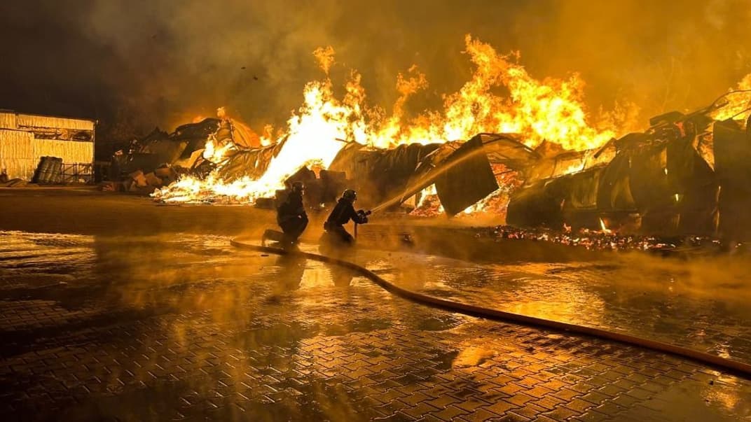 Пожежники борються з пожежею у Вінниці, 9 листопада 2023 року