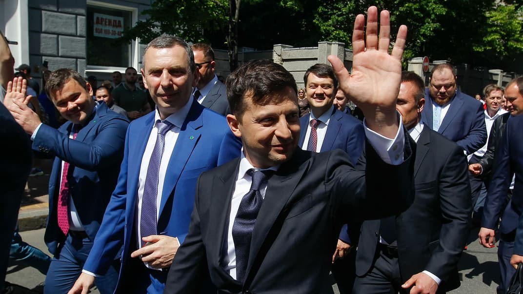 Президент України Володимир Зеленський (в центрі) і перший помічник Сергій Шефір (другий ліворуч) у день інавгурації, Київ, 20 травня 2019 року