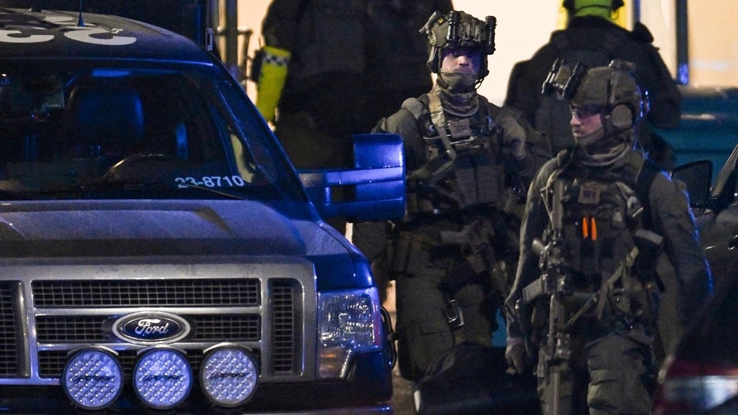 Шведські спецпризначенці біля школи в місті Еребру, де сталася стрілянина, 4 лютого 2025 року