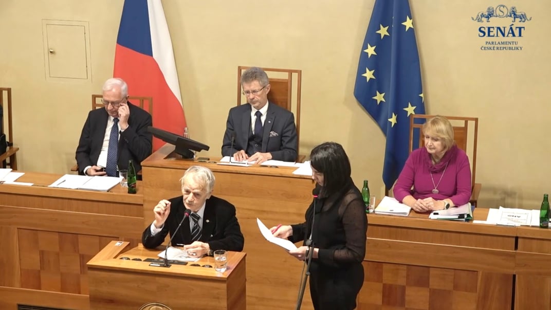 Лідер кримськотатарського народу Мустафа Джемілєв виступає в Сенаті Чехії