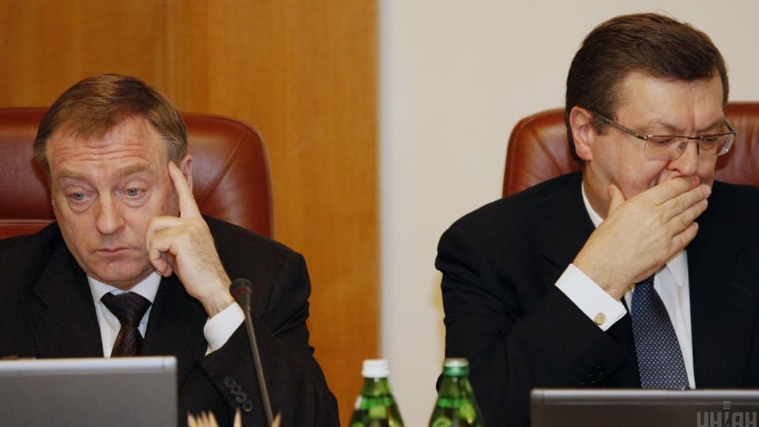 Колишній міністр закордонних справ Костянтин Грищенко (праворуч) та колишній міністр юстиції Олександр Лавринович на засіданні Кабміну 2 березня 2011 року