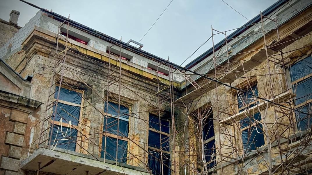 В городском совете обнаружили, что на здании без разрешения достроили третий этаж