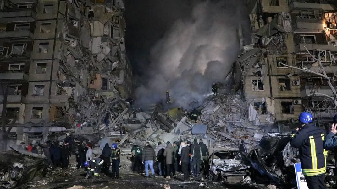 Рятувальники ліквідовують наслідки російської атаки по житловому будинку в Дніпрі