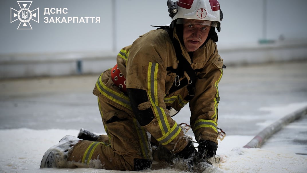 Рятувальник ліквідовує пожежу у Мукачеві