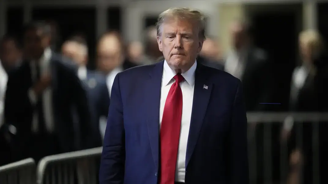 Экс-президент США Дональд Трамп покидает уголовный суд Манхэттена, 15 февраля 2024 года