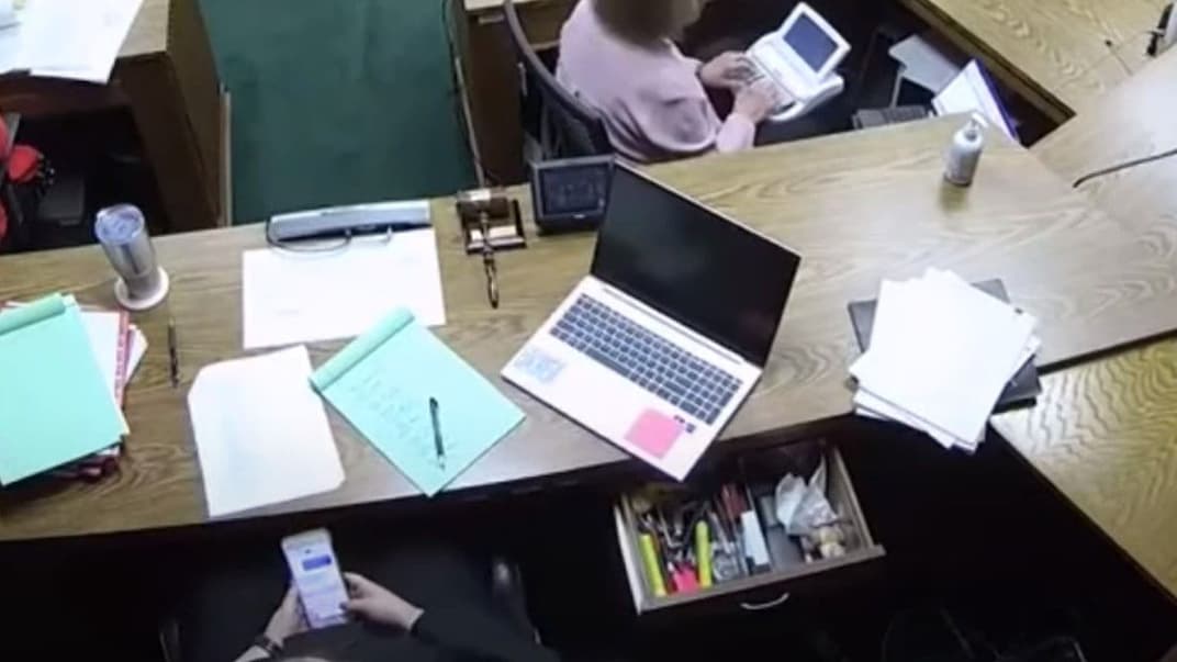 Судья Содерстром переписывается с приставом прямо во время судебного заседания