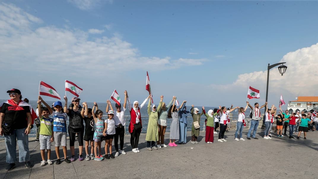 В Ливане демонстранты образовали огромную живую цепь