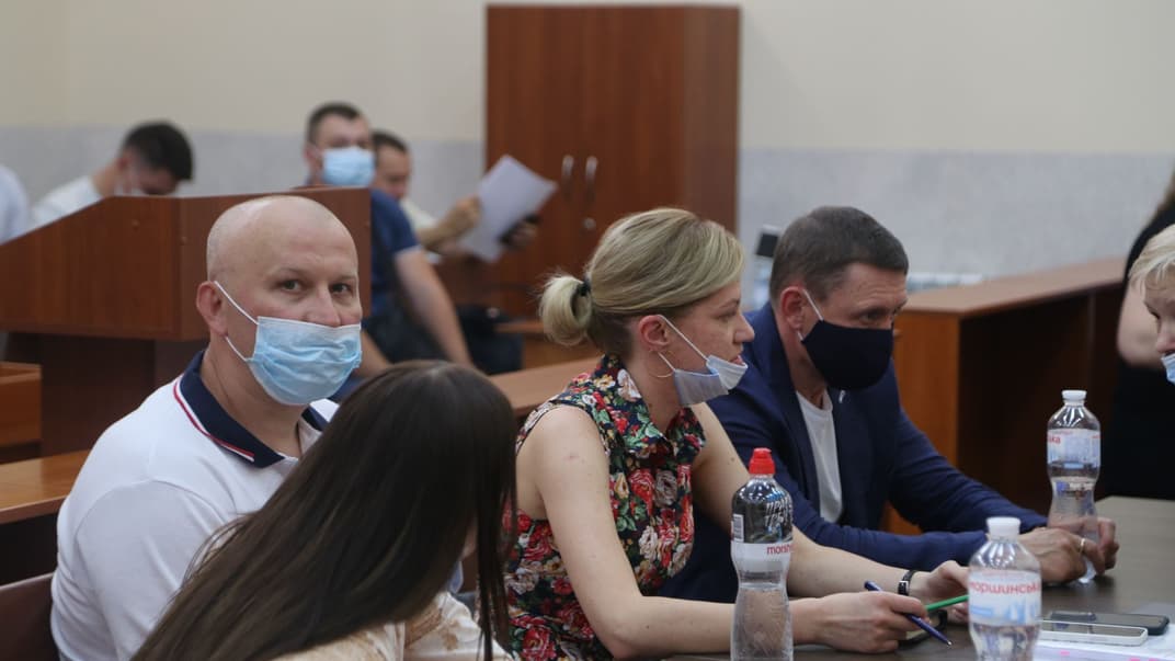 Обвиняемые Андрей Кравченко и Игорь Редькин с адвокатами в зале Киево-Святошинского районного суда Киевской области, 15 июля 2021 года