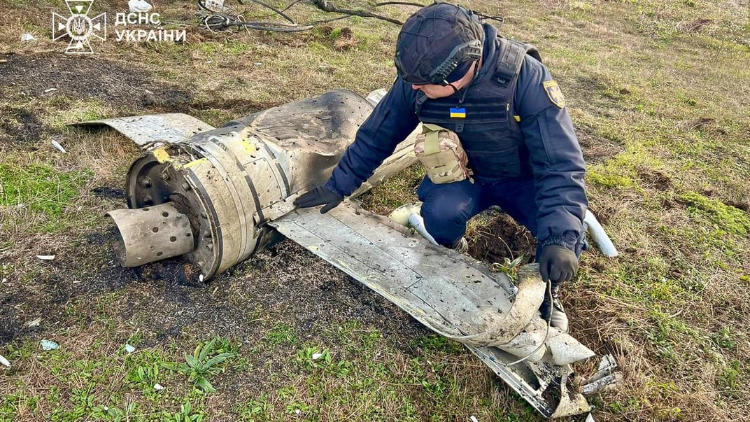 Спасатель работает на месте российской атаки, 28 ноября 2024 года