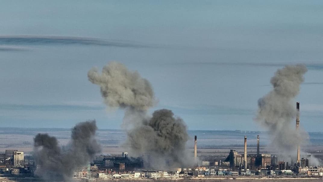 Авдеевский коксохим во время обороны украинскими военными. Иллюстративное фото