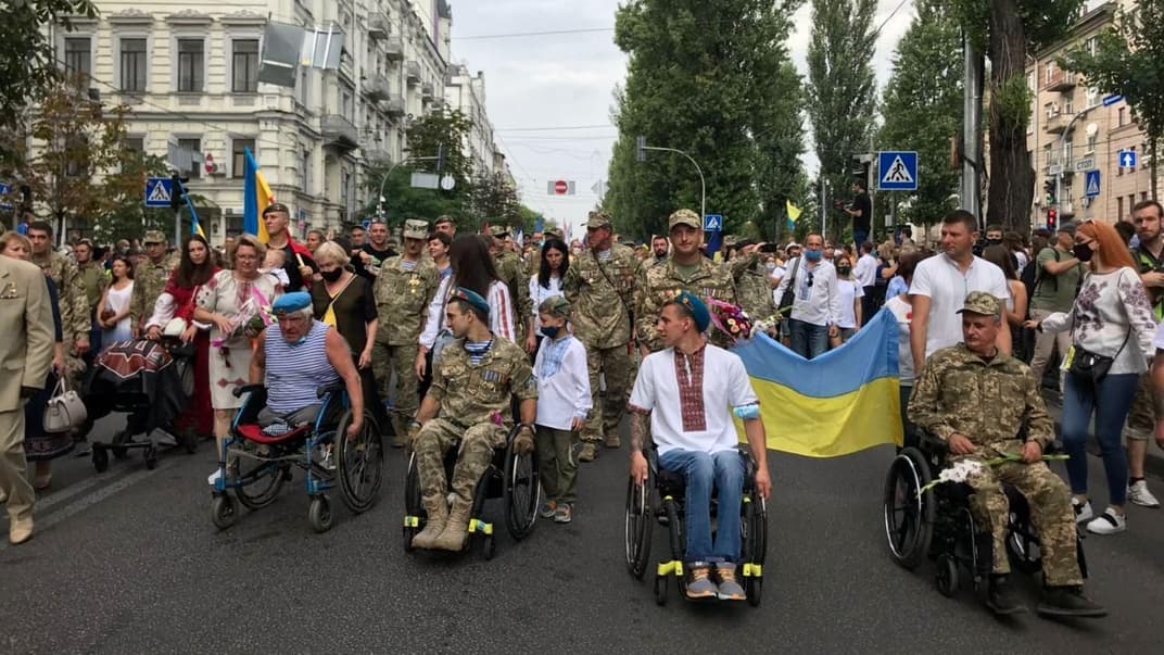 Марш ветеранов идет по улице в Киеве, 24 августа 2020 года