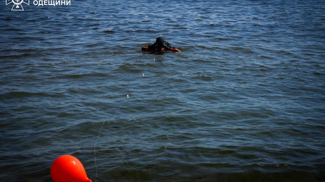 Водолази шукають тіло дівчини в морі