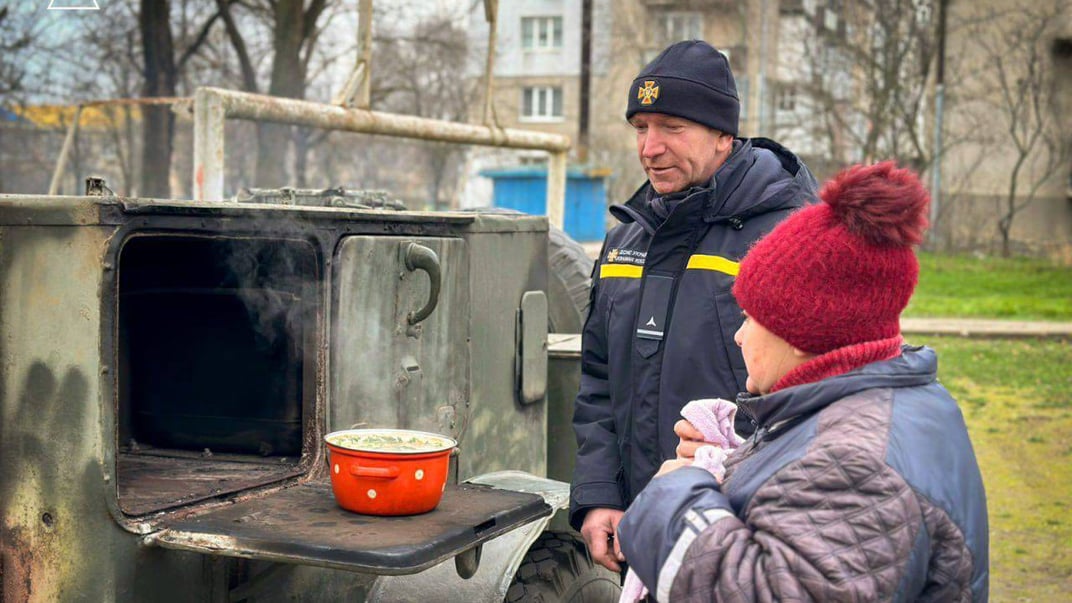 Рятувальники допомагають одеситам