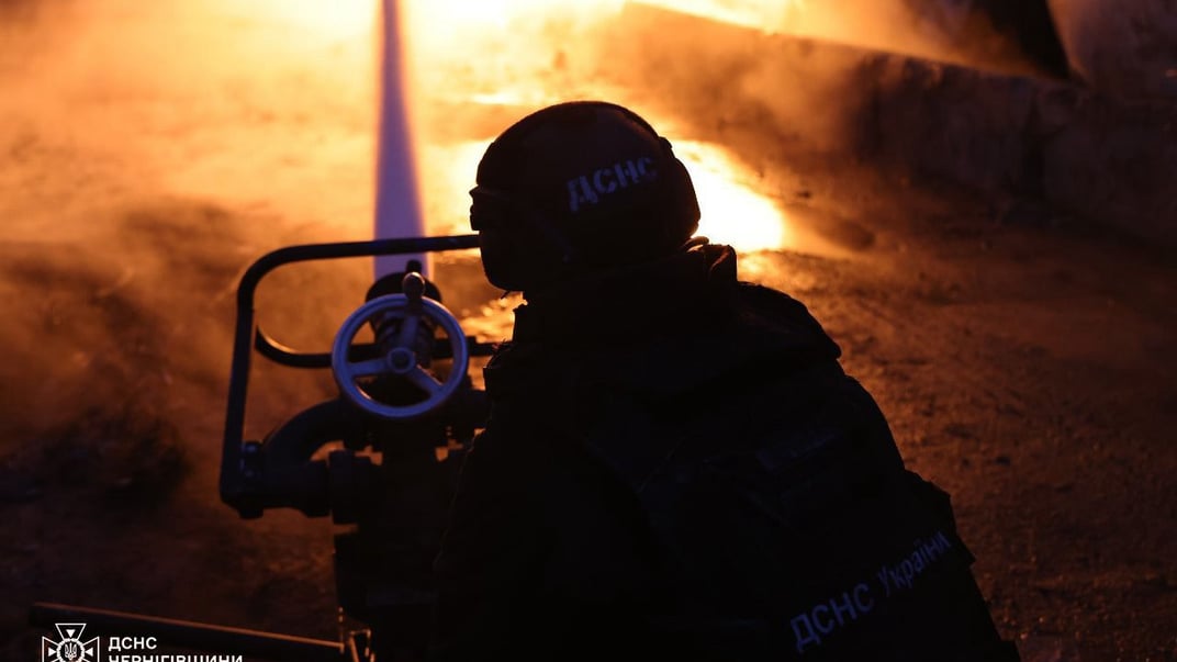 Спасатели борются с возгоранием в Черниговской области после российских атак