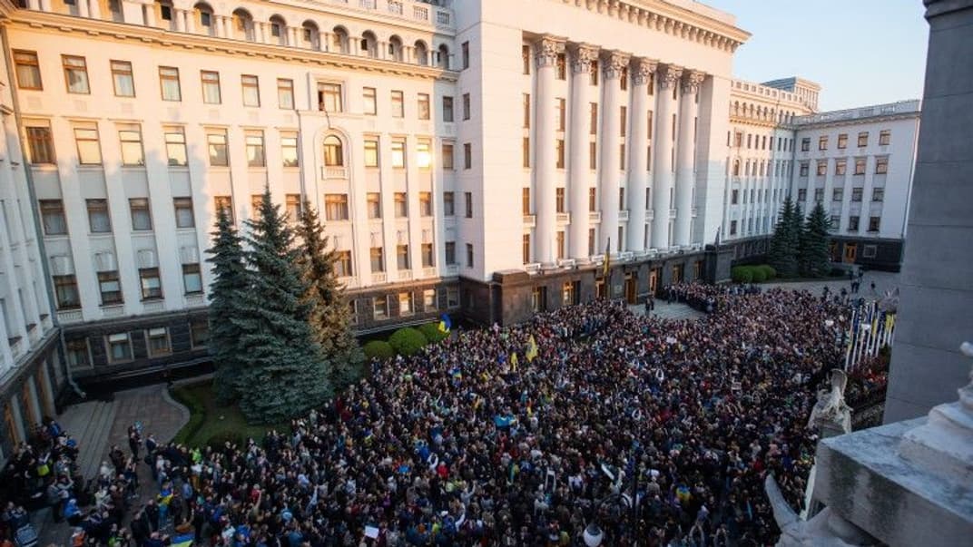 У Администрации президента собрались около тысячи человек: пришли поблагодарить Порошенко за работу