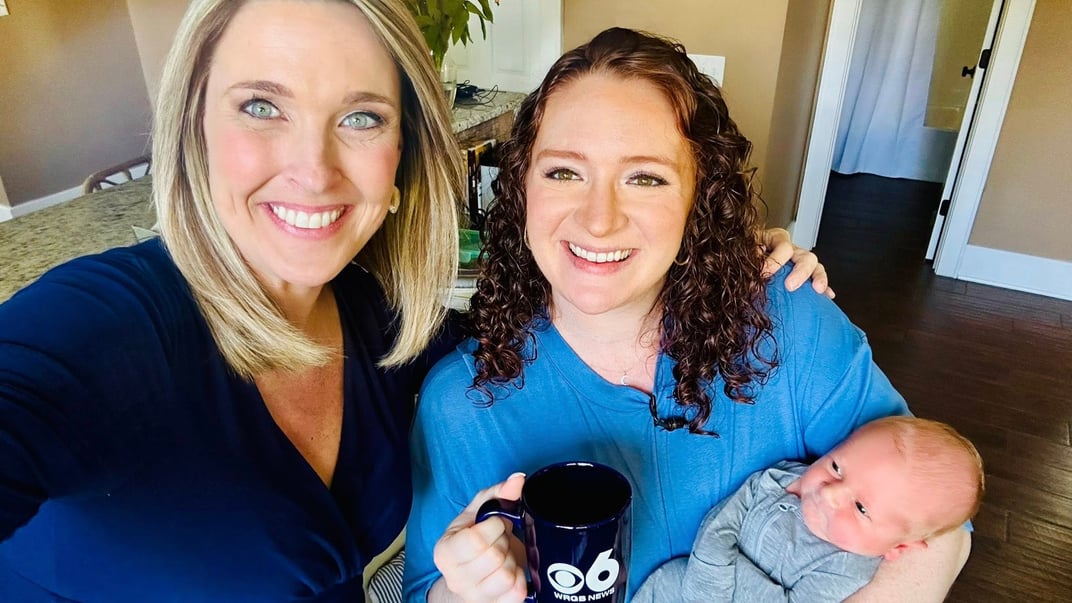 Телеведуча Олівія Джаквіт із новонародженим сином (праворуч)