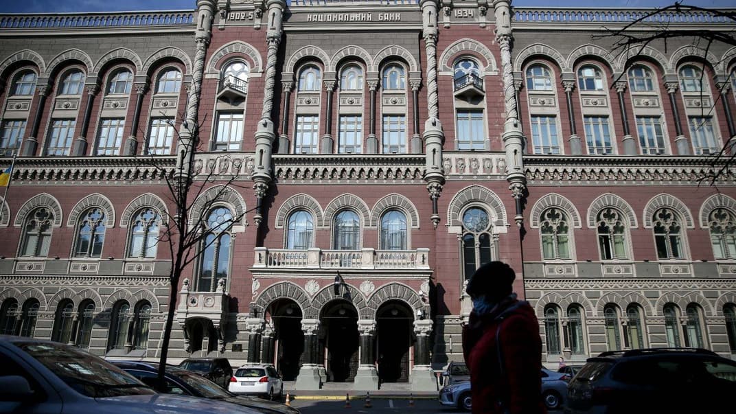Облікову ставку в Україні знизили до 6% — найнижчий рівень за всю історію. На фото — будівля Національного банку у Києві, 26 березня 2020 року