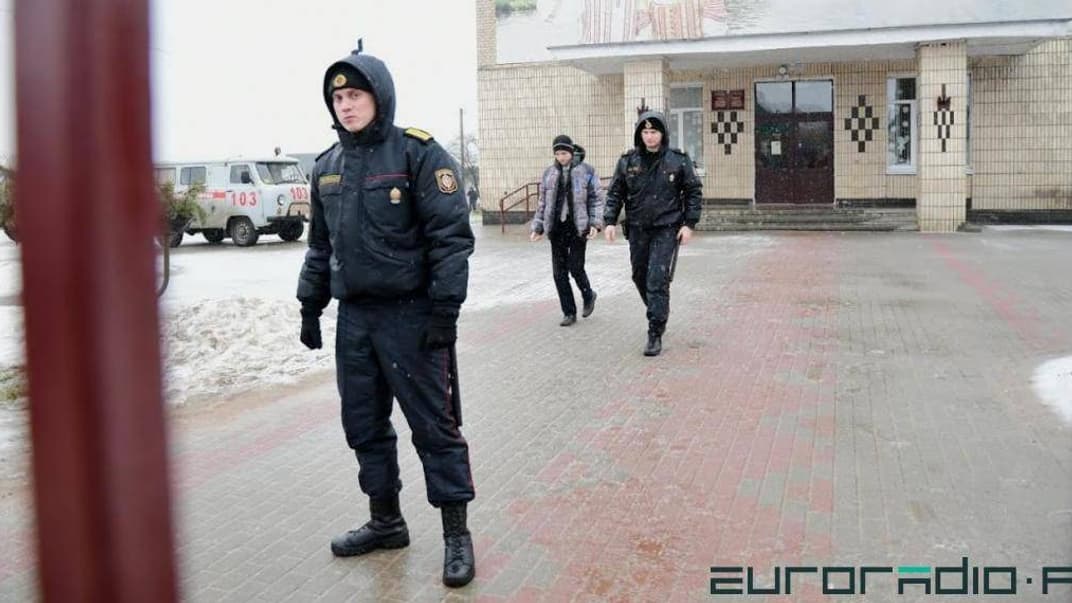 Офіційної версії про мотиви нападу в поравоохоронців наразі немає. Але школярі кажуть, що причиною могли стати погані оцінки.