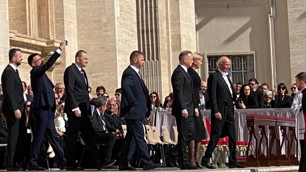 Шимон Головня робить фото під час прибуття польської делегації на похорон Папи