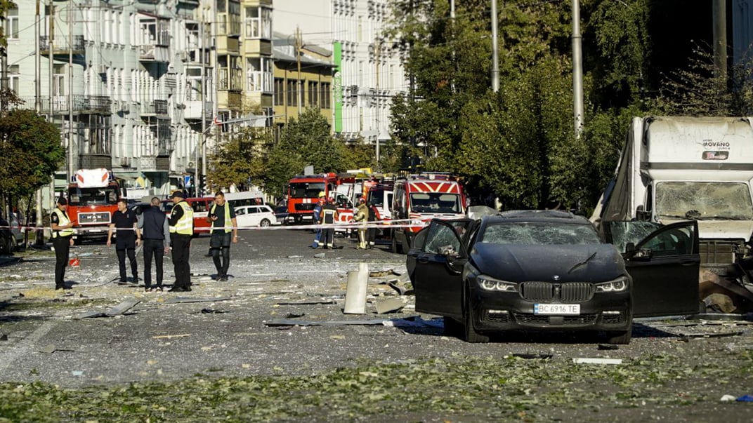 Дорога всіяна битим склом після ракетного обстрілу