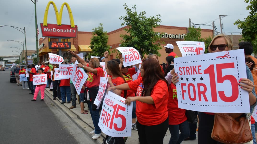 Акция протеста работников McDonald's, организованная движением Fight For 15. Чикаго, США, 31 июля 2013 года