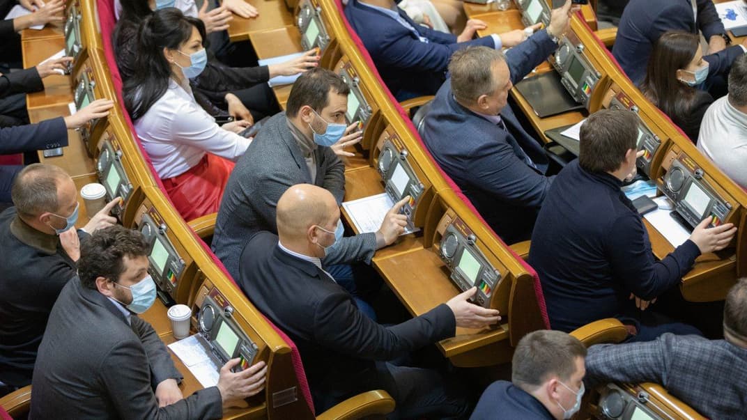 Депутаты голосуют во время заседания Верховной Рады Украины