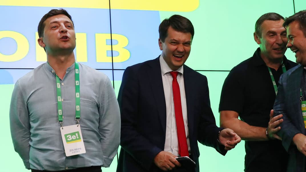 Президент Владимир Зеленский, лидер «Слуги народа» Дмитрий Разумков, помощник президента Сергей Шефир и глава Офиса президента Андрей Богдан в штабе партии, 21 июля 2019 года