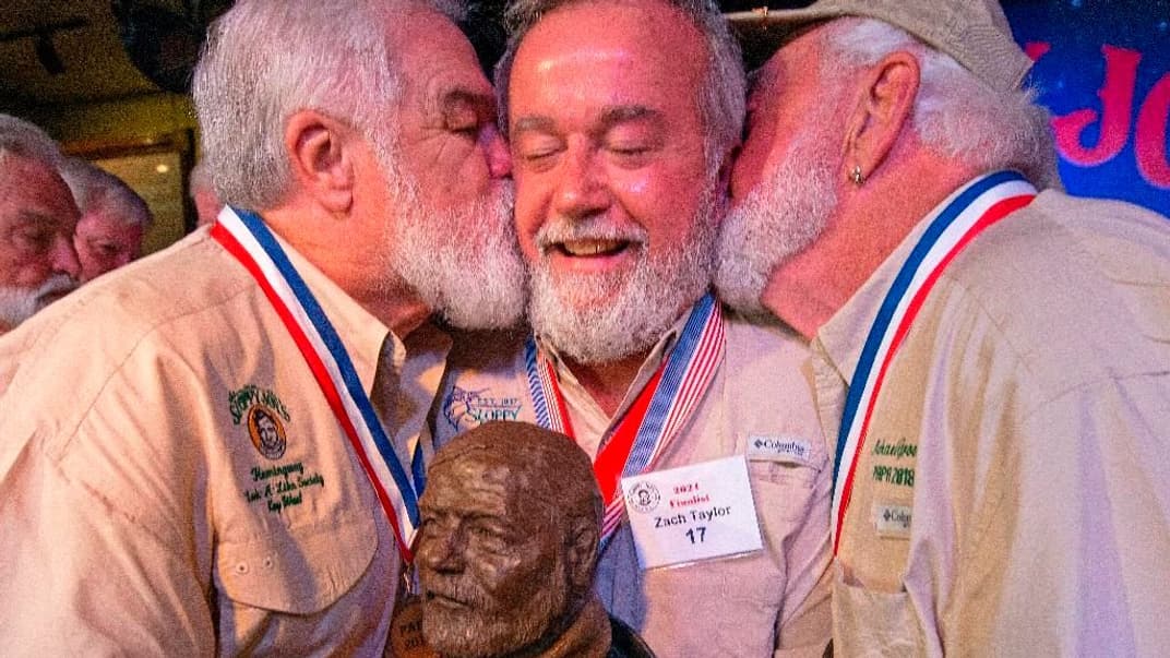 Победитель конкурса за звание наиболее похожего на Эрнеста Хемингуэя мужчины, 63-летний Зак Тейлор из штата Джорджия (в центре). Ки-Уэст, штат Флорида, США, 24 июля 2021 года