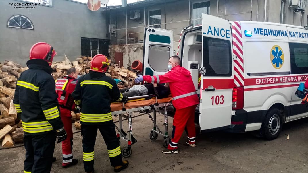 Раненого мужчину медики доставляют в больницу