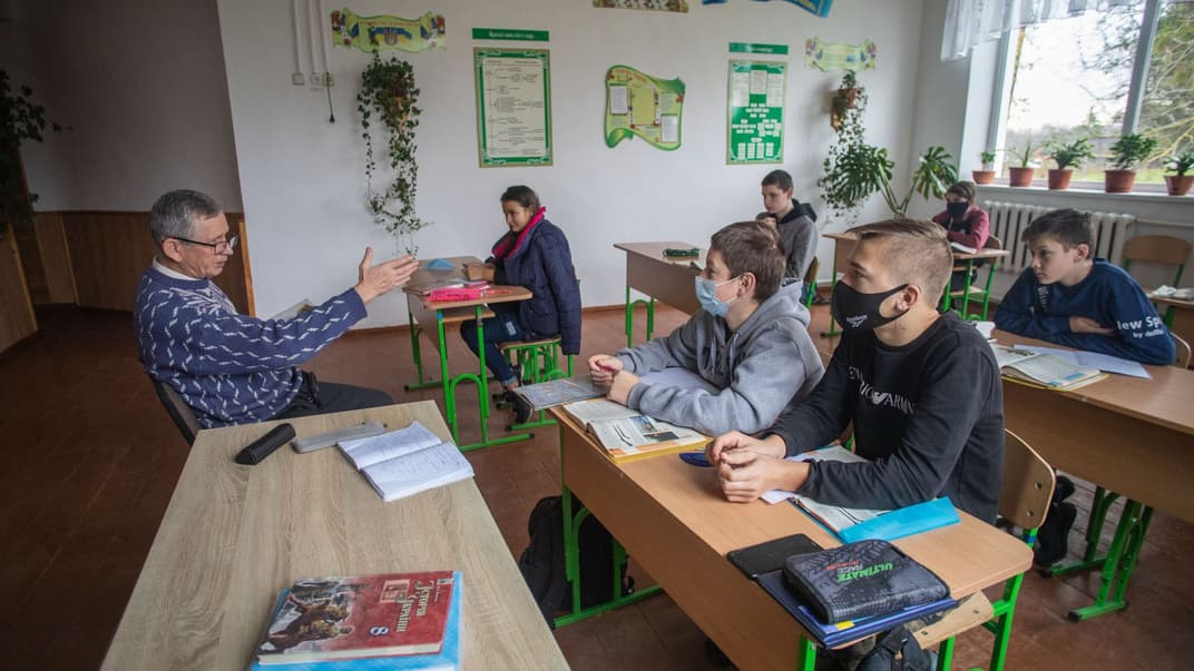 Учитель истории в сельской школе в Хмельницкой области Вячеслав Пономарь преподает историю Украины для 8-го класса